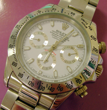 At first glance it may appear ok, but this is another <b>FAKE Rolex Daytona</b> 