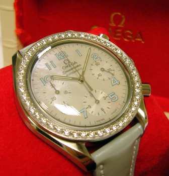 Stunningly pretty <b>lady's Omega Speedmaster mini with all original Mother-of-P